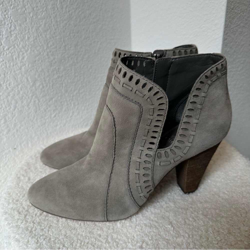 NWT VINCE CAMUTO “Reeista” Suede Leather Ankle Boots Booties with Heel Women’s 7